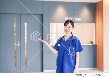 患者を迎える医療従事者の女性 125726986