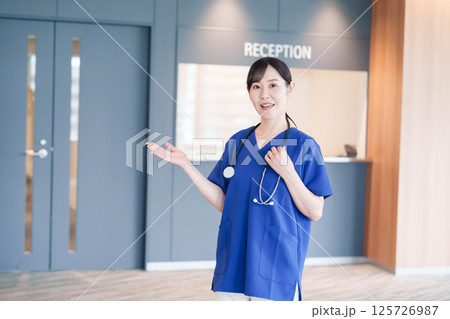 患者を迎える医療従事者の女性 患者を迎える医療従事者の女性 125726987