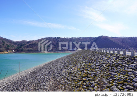 忠別ダム管理支所付近から見る忠別ダム(春) 忠別ダム管理支所付近から見る忠別ダム(春) 125726992