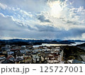 瀬戸内海の街並みと海と空と雲 125727001