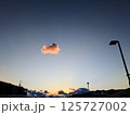 日没前の青空とオレンジ色の浮雲 125727002