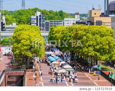 ゴールデンウィークの駅前イベント　多摩センター　※一部ソフトフォーカス 125727010