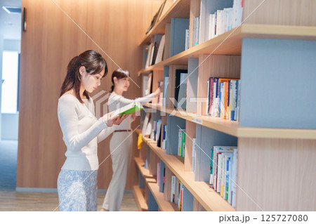 図書館で本を探す若い女性 図書館で本を探す若い女性 125727080