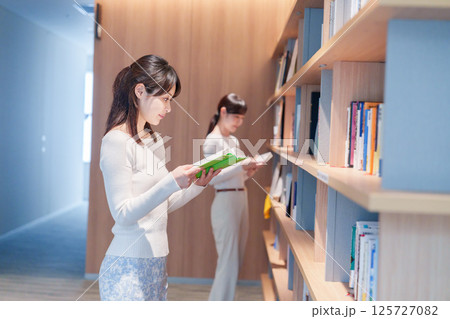 図書館で本を探す若い女性 図書館で本を探す若い女性 125727082