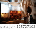 カフェのカウンター　手作り梅酒 125727102