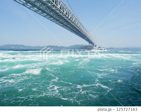 鳴門の渦潮(徳島:鳴門) 鳴門の渦潮(徳島:鳴門) 125727163