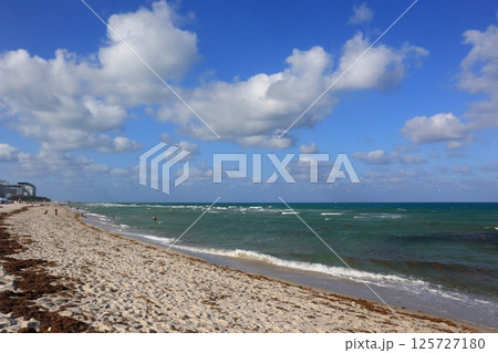マイアミビーチの美しい海と空と砂浜 125727180