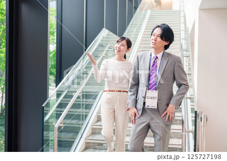 ゲストのお客様を案内する女性のビジネスパーソン 125727198