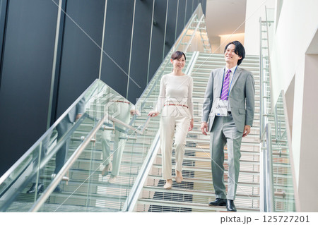 ゲストのお客様を案内する女性のビジネスパーソン 125727201