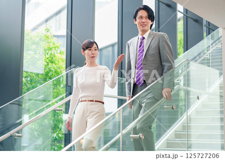 ゲストのお客様を案内する女性のビジネスパーソン 125727206
