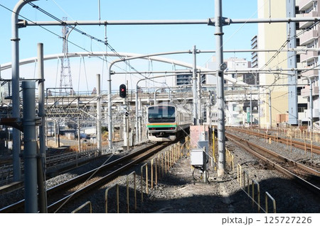 さいたま新都心駅を出発した高崎線の電車 さいたま新都心駅を出発した高崎線の電車 125727226