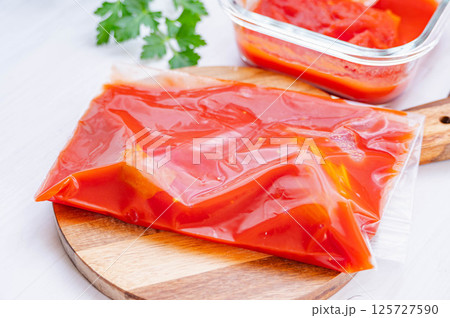 冷凍するホールトマト 冷凍するホールトマト 125727590