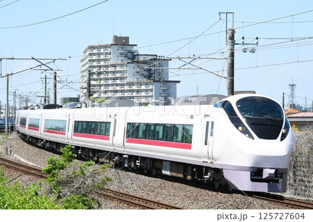 いわきへ向けて常磐線をゆくE657系の特急ひたち号 125727604