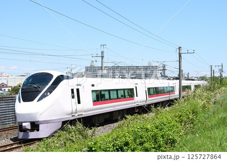 品川へ向けて常磐線をゆくE657系の特急ときわ号 125727864