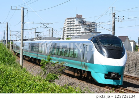 品川へ向けて常磐線をゆくE657系（グリーンレイク）の特急ときわ号 125728134