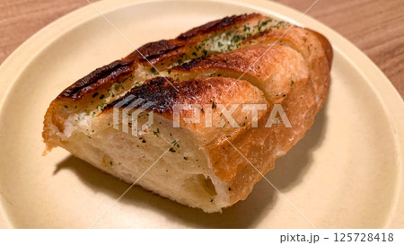 たっぷりバターのガーリックパン 125728418