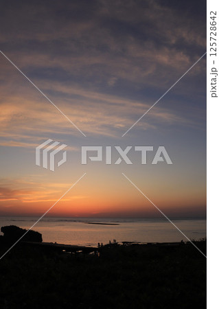 夕焼けに染まる海 125728642