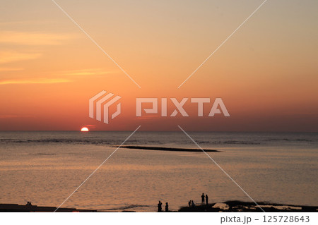 海に沈む真っ赤な夕日 海に沈む真っ赤な夕日 125728643