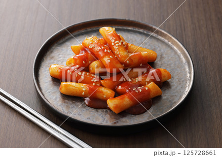 お皿に盛り付けた辛くて美味しい韓国のトッポギ 125728661