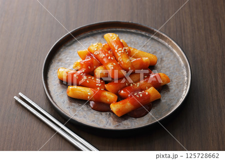 お皿に盛り付けた辛くて美味しい韓国のトッポギ お皿に盛り付けた辛くて美味しい韓国のトッポギ 125728662