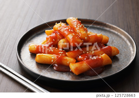 お皿に盛り付けた辛くて美味しい韓国のトッポギ 125728663