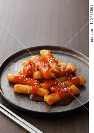 お皿に盛り付けた辛くて美味しい韓国のトッポギ お皿に盛り付けた辛くて美味しい韓国のトッポギ 125728665