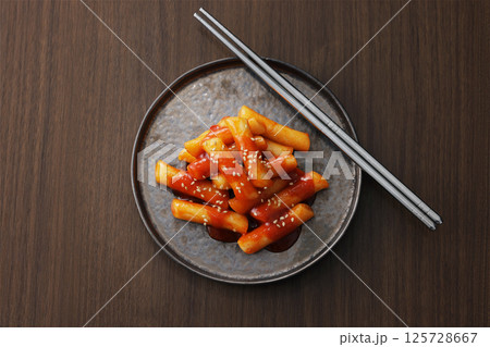 お皿に盛り付けた辛くて美味しい韓国のトッポギ お皿に盛り付けた辛くて美味しい韓国のトッポギ 125728667