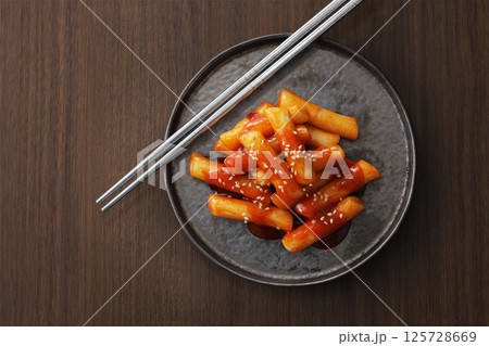 お皿に盛り付けた辛くて美味しい韓国のトッポギ 125728669