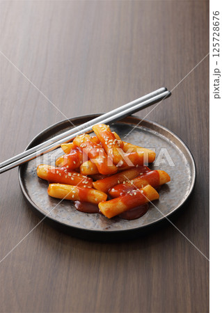 お皿に盛り付けた辛くて美味しい韓国のトッポギ お皿に盛り付けた辛くて美味しい韓国のトッポギ 125728676
