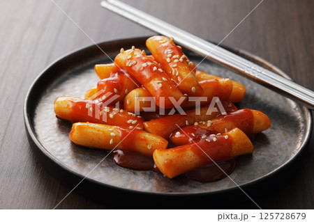 お皿に盛り付けた辛くて美味しい韓国のトッポギ お皿に盛り付けた辛くて美味しい韓国のトッポギ 125728679