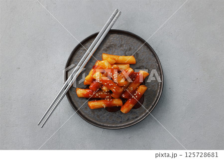 お皿に盛り付けた辛くて美味しい韓国のトッポギ 125728681