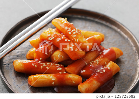 お皿に盛り付けた辛くて美味しい韓国のトッポギ お皿に盛り付けた辛くて美味しい韓国のトッポギ 125728682