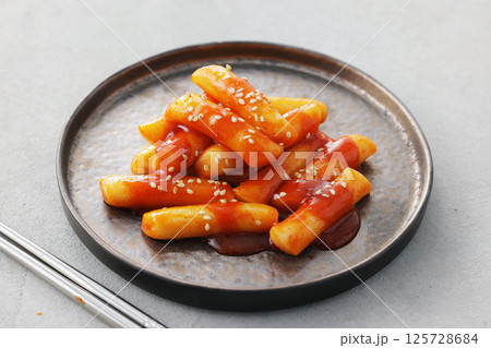 お皿に盛り付けた辛くて美味しい韓国のトッポギ 125728684