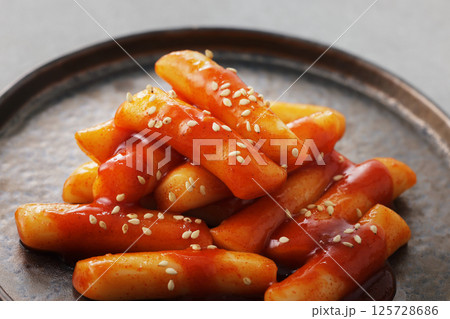 お皿に盛り付けた辛くて美味しい韓国のトッポギ お皿に盛り付けた辛くて美味しい韓国のトッポギ 125728686