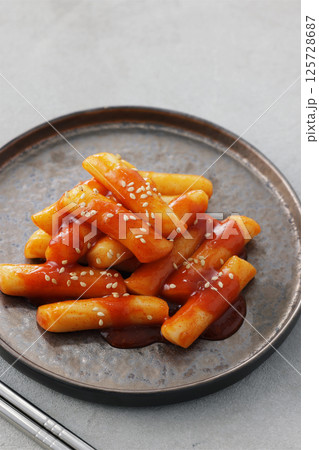 お皿に盛り付けた辛くて美味しい韓国のトッポギ 125728687