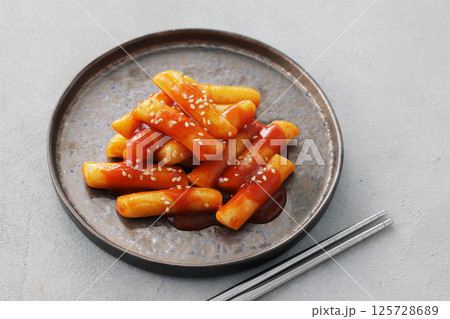 お皿に盛り付けた辛くて美味しい韓国のトッポギ お皿に盛り付けた辛くて美味しい韓国のトッポギ 125728689