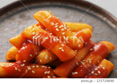 お皿に盛り付けた辛くて美味しい韓国のトッポギ お皿に盛り付けた辛くて美味しい韓国のトッポギ 125728690