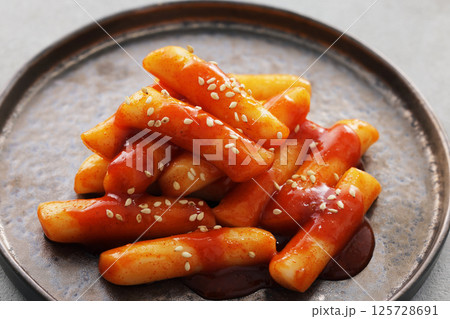 お皿に盛り付けた辛くて美味しい韓国のトッポギ お皿に盛り付けた辛くて美味しい韓国のトッポギ 125728691