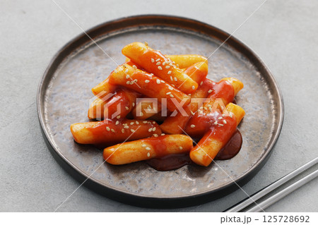 お皿に盛り付けた辛くて美味しい韓国のトッポギ 125728692