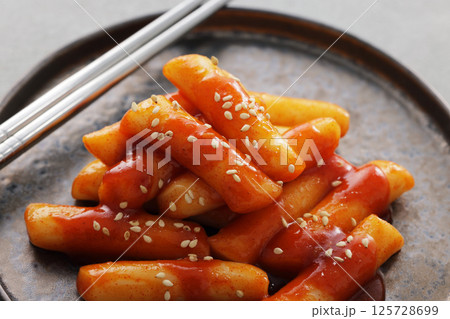 お皿に盛り付けた辛くて美味しい韓国のトッポギ お皿に盛り付けた辛くて美味しい韓国のトッポギ 125728699