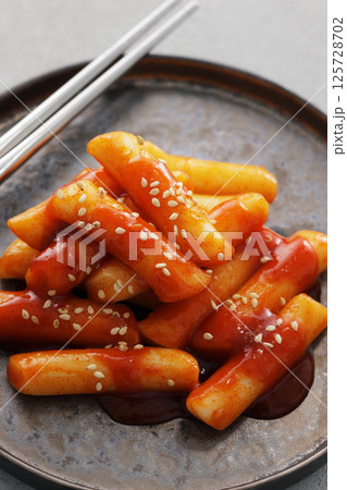 お皿に盛り付けた辛くて美味しい韓国のトッポギ お皿に盛り付けた辛くて美味しい韓国のトッポギ 125728702