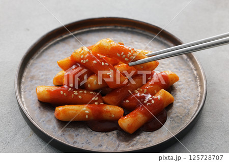 お皿に盛り付けた辛くて美味しい韓国のトッポギ 125728707