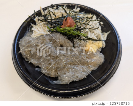 生しらす、釜ゆでしらす丼　和歌山・和歌浦 125728716