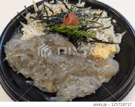 生しらす、釜ゆでしらす丼　和歌山・和歌浦 125728717