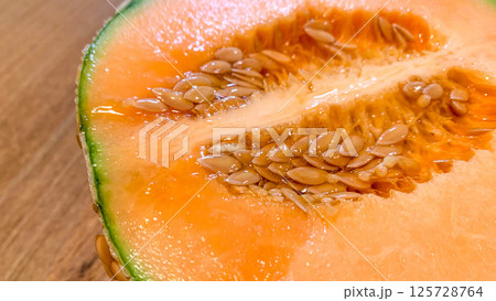 赤い実が美味しそうな瑞々しい夕張メロン 赤い実が美味しそうな瑞々しい夕張メロン 125728764