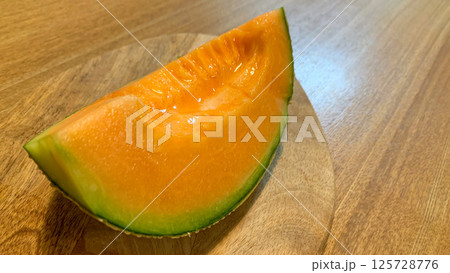 赤い実が美味しそうな瑞々しい夕張メロン 125728776