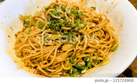 広島のピリ辛美味しい汁なし坦々麺 125728908