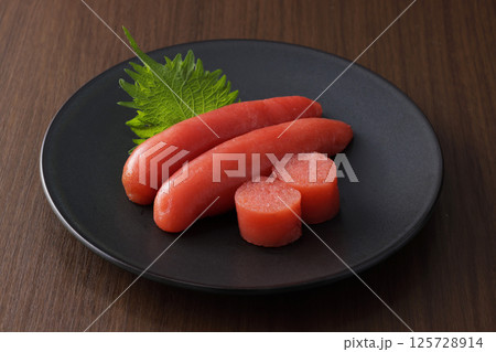 皿に盛られた美味しそうな明太子 皿に盛られた美味しそうな明太子 125728914