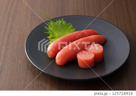 皿に盛られた美味しそうな明太子 125728919