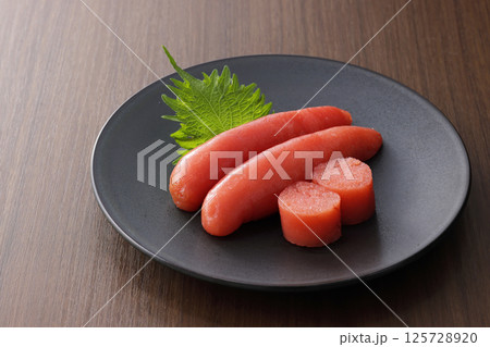 皿に盛られた美味しそうな明太子 皿に盛られた美味しそうな明太子 125728920